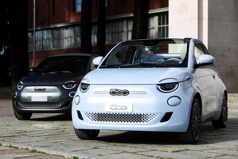 © Reuters. Versão elétrica do Fiat 500 em Milão à mostra em evento da Fiat Chrysler para divulgar seu primeiro modelo elétrico em Milão, Itália
04/03/2022
REUTERS/Flavio Lo Scalzo