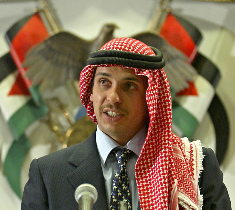 &copy; Reuters. ولي العهد الأردني السابق الأمير حمزة بن الحسين في صورة من أرشيف رويترز.