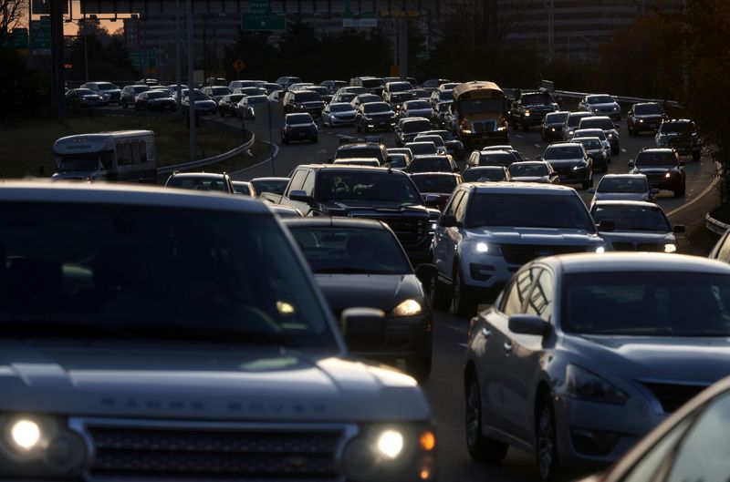 &copy; Reuters. FILE PHOTO: Vehicles stack up in traffic on their way towards Washington, D.C., via I-395 N in Arlington, Virginia, U.S., November 24, 2021. REUTERS/Leah Millis/File Photo