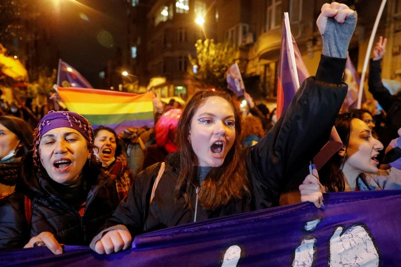 &copy; Reuters. نساء يرددن شعارات في الاحتفال باليوم العالمي للمرأة في إسطنبول يوم الثلاثاء. تصوير: كمال أصلان - رويترز.