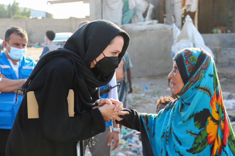 &copy; Reuters. أنجلينا جولي المبعوثة الخاصة لمفوضية الأمم المتحدة السامية لشؤون اللاجئين تصافح نازحة في لحج في جنوب اليمن يوم الأحد. تصوير: فواز سالمان - ر