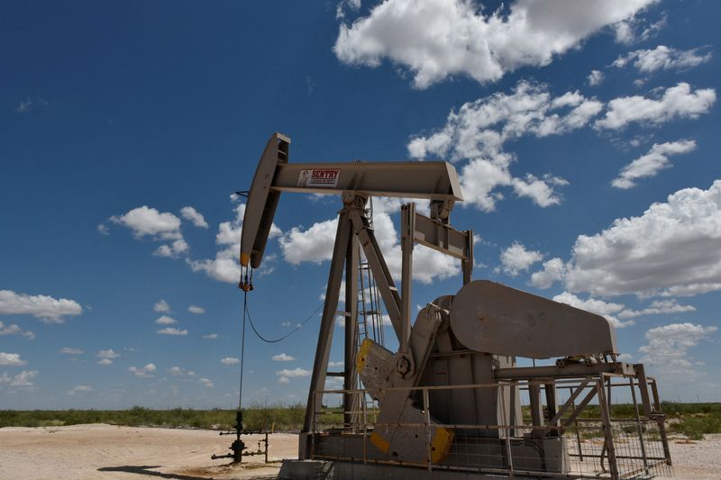 &copy; Reuters. FILE PHOTO: A pump jack operates in the Permian Basin oil production area near Wink, Texas U.S. August 22, 2018. Picture taken August 22, 2018. REUTERS/Nick Oxford/File Photo