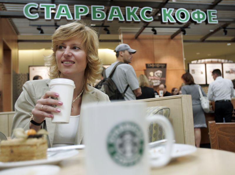 &copy; Reuters. Starbucks a déclaré mardi qu'il fermait ses cafés et suspendait l'ensemble de ses activités en Russie, tandis que Coca-Cola et Pepsi ont annoncé l'arrêt temporaire des ventes de leurs boissons dans le pays, des décisions survenant à la suite de l'