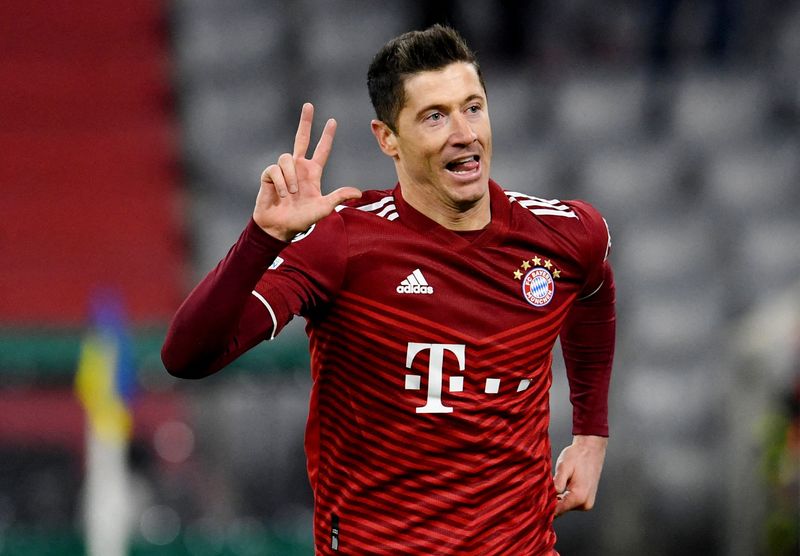 &copy; Reuters. Robert Lewandowski comemora hat-trick em goleada do Bayern
08/03/2022
REUTERS/Andreas Gebert