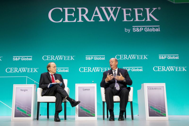 © Reuters. CERAWeek host Daniel Yergin listens as Ryan Lance, Chairman & Chief Executive Officer of ConocoPhillips, speaks during the CERAWeek conference, in Houston, Texas, U.S., March 8, 2022. REUTERS/Daniel Kramer