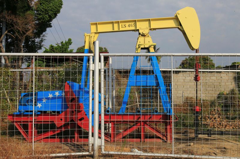 © Reuters. An oil pumpjack painted with the colors of the Venezuelan flag is seen in Lagunillas, Venezuela January 29, 2019. REUTERS/Isaac Urrutia