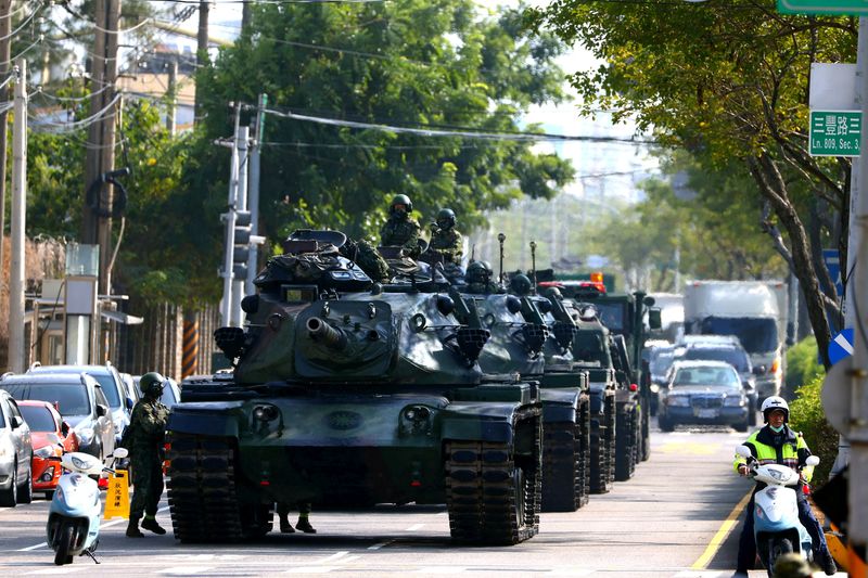 © Reuters. Soldiers drive M60 tanks on a street as part of a military drill in Taichung, Taiwan, November 3, 2020. REUTERS/Ann Wang