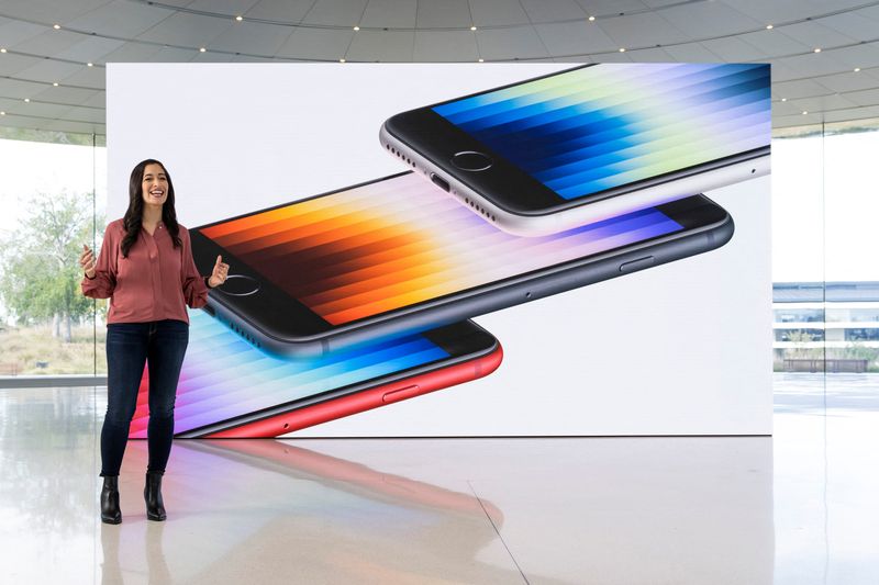 © Reuters. Apple's Francesca Sweet talks about the enhanced features of the new iPhone SE during a special event at Apple Park in Cupertino, California, U.S. broadcast on March 8, 2022.  Brooks Kraft/Apple Inc./Handout via REUTERS 