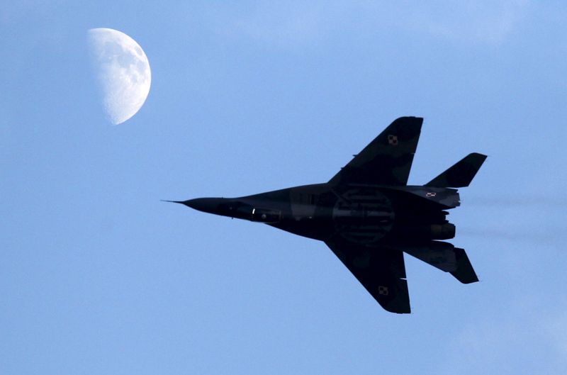 &copy; Reuters. 米国は８日、ウクライナの空軍力を強化する一環として、自国軍の戦闘機を在ドイツ米軍基地に移す用意があるとしたポーランドの提案を拒否した。写真は２０１５年８月、ポーランドのラ