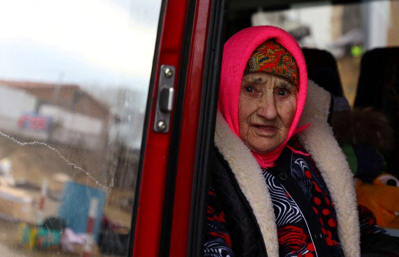 &copy; Reuters. Natasha, 83 years old, who witnessed World War Two, looks out of a shuttle bus after crossing the border from Ukraine to Poland after fleeing from Mykolajiw following the Russian invasion of Ukraine, at the border checkpoint in Medyka, Poland, March 8, 20