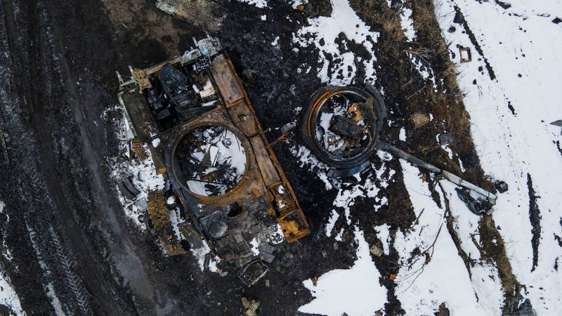 © Reuters. A charred Russian tank is seen, amid Russia's invasion of Ukraine, in the Sumy region, Ukraine, March 7, 2022. Picture taken March 7, 2022. Irina Rybakova/Press service of the Ukrainian Ground Forces/Handout via REUTERS 