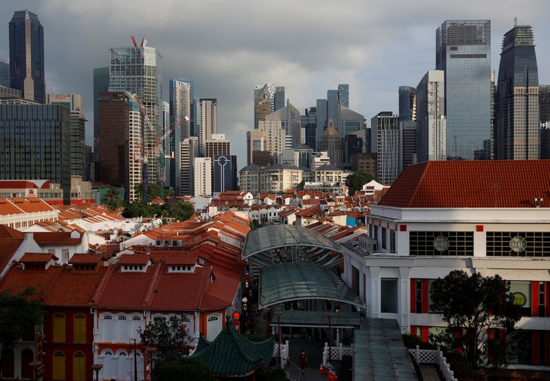 &copy; Reuters. FILE PHOTO: A view of the city skyline in Singapore, October 25, 2021. REUTERS/Edgar Su