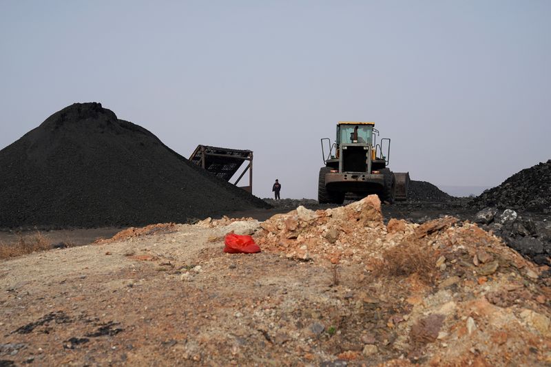 &copy; Reuters. 　３月９日、中国の国家発展改革委員会は、石炭の１日当たり生産量を１２００万トン超に維持し、新たな採炭プロジェクトの承認を加速させる考えを示した。写真は河南省汝州市にある炭