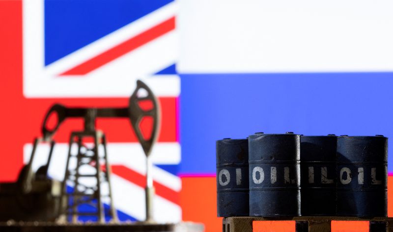 &copy; Reuters. FILE PHOTO: Models of pump jack and oil barrels are seen in front of the displayed UK and Russia flag colours in this illustration taken March 8, 2022. REUTERS/Dado Ruvic/Illustration