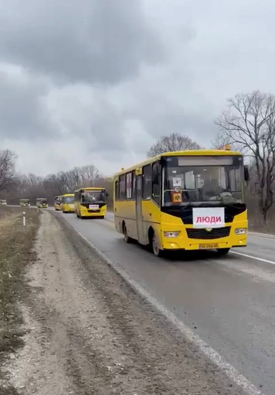 &copy; Reuters. حافلات على الطريق لجمع من تم إجلائهم في ماريوبول يوم الثلاثاء. صورة لرويترز من نائب رئيس مكتب الرئيس في أوكرانيا. (يحظر إعادة بيع الصورة أو ا