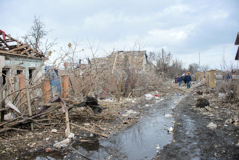 &copy; Reuters. FOTO DE ARCHIVO: Varias personas caminan entre escombros y casas destruidas por los bombardeos durante la invasión rusa de Ucrania en Sumy, Ucrania, el 8 de marzo de 2022, en esta imagen obtenida en redes sociales. Andrey Mozgovoy/vía REUTERS 