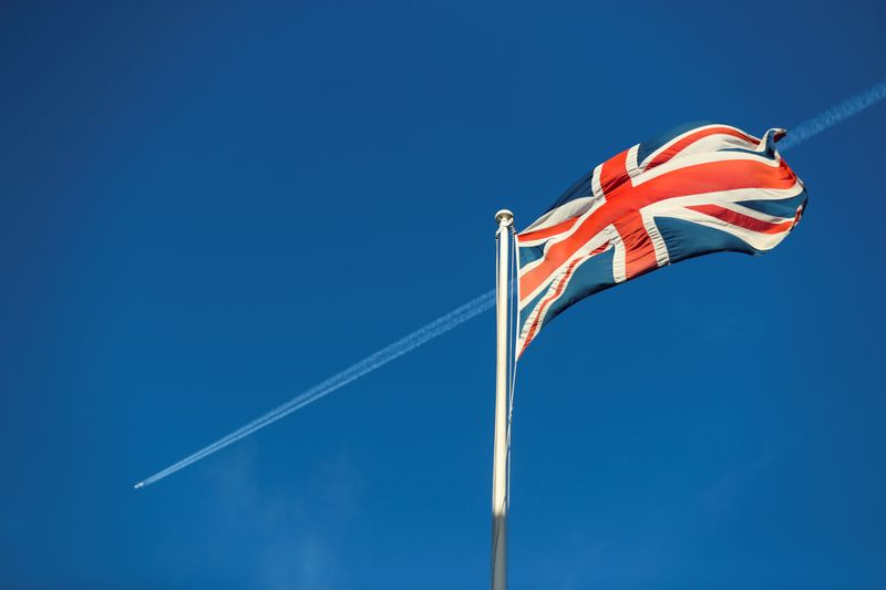 &copy; Reuters. FOTO DE ARCHIVO: Una bandera de Reino Unido recortada contra un cielo en el que se puede ver la estela dejada por un avión a su paso sobre Londres, Reino Unido, el 29 de enero de 2022. REUTERS/May James