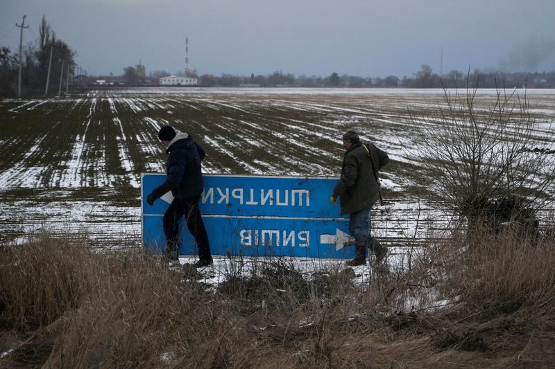 &copy; Reuters. Les autorités ukrainiennes vont de nouveau tenter ce mercredi d'évacuer des civils via six couloirs humanitaires dans plusieurs villes assiégées par les forces russes, dont la ville portuaire de Marioupol, dans le sud-est du pays, a déclaré la vice-