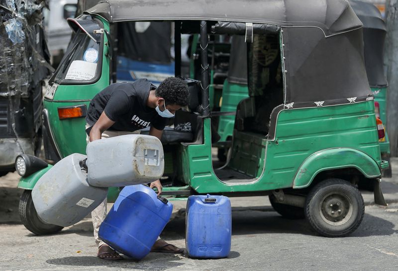 &copy; Reuters. FOTO DE ARCHIVO: Un joven recoge varios bidones en Colombo