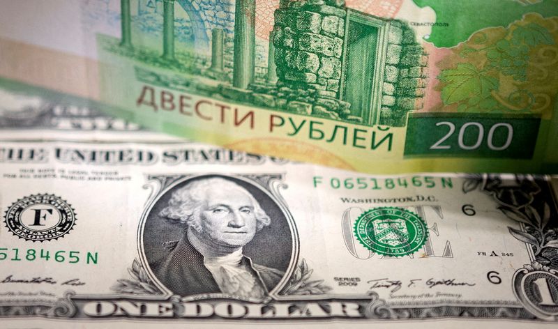 &copy; Reuters. 　ロシアルーブルは９日の取引で下落。モスクワ市場では対ドルと対ユーロで最安値を更新した。写真はルーブル紙幣とドル紙幣(２０２２年　ロイター/Dado Ruvic/Illustration)