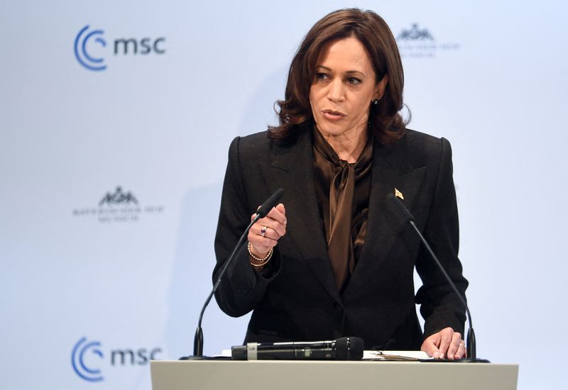 &copy; Reuters. FOTO DE ARCHIVO. La vicepresidenta de Estados Unidos, Kamala Harris, habla durante la Conferencia anual de Seguridad de Múnich, en Múnich, Alemania. 19 de febrero de 2022. REUTERS/Andreas Gebert