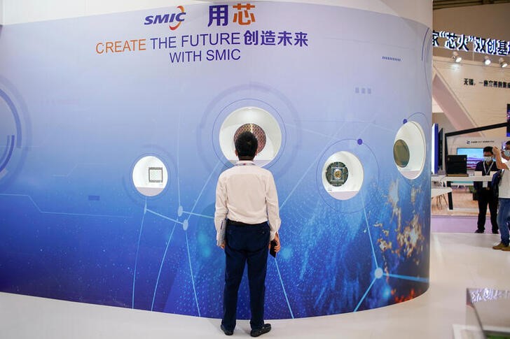 &copy; Reuters. Imagen de archivo de una persona visitando el puesto de Semiconductor Manufacturing International Corporation (SMIC) en la Exposición Internacional de Semiconductores de China, en Shanghái.