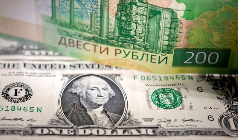 &copy; Reuters. Notas de rublo e dólar
24/02/2022. REUTERS/Dado Ruvic/Illustration
