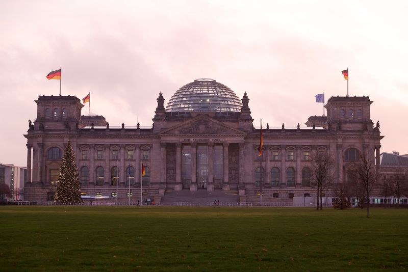 &copy; Reuters. FILE PHOTO: A general view of the Reichstag building before the election of a new chancellor, in Berlin, Germany, December 8, 2021. REUTERS/Michele Tantussi