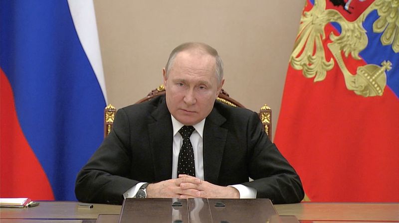 &copy; Reuters. الرئيس الروسي فلاديمير بوتين في صورة من مقطع مصور في موسكو يوم 27 فبراير شباط 2022. صورة لرويترز.
