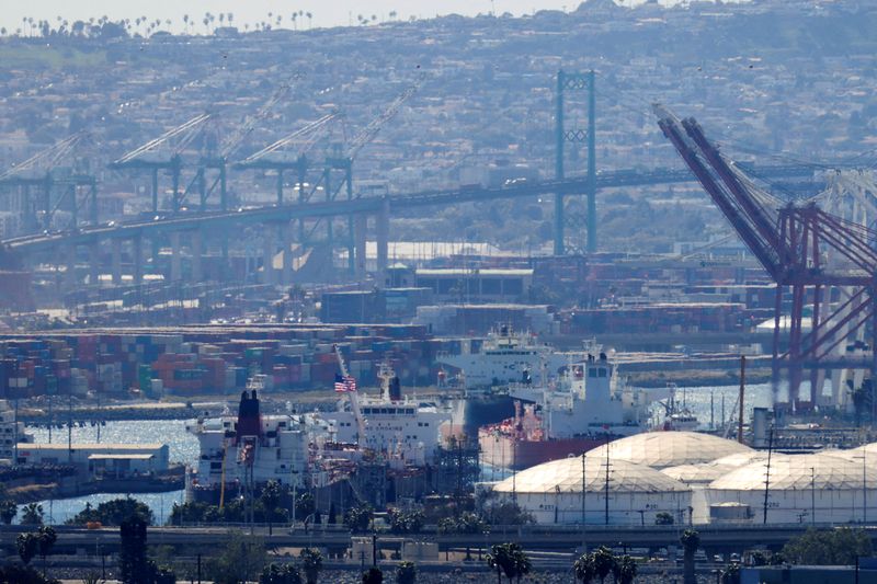 &copy; Reuters. Petroleiros no porto de Long Beach, na Califórnia (EUA)
08/03/2022
REUTERS/Mike Blake