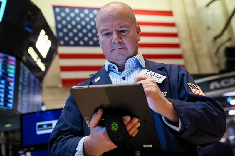 &copy; Reuters. La Bourse de New York a ouvert en hausse mercredi après quatre séances consécutives de baisse. L'indice Dow Jones gagne  596 points, soit 1,83%, à 33.228,64 points et le Standard & Poor's 500 progresse de 1,91% à 4.250,77 points. /Photo prise le 8 ma