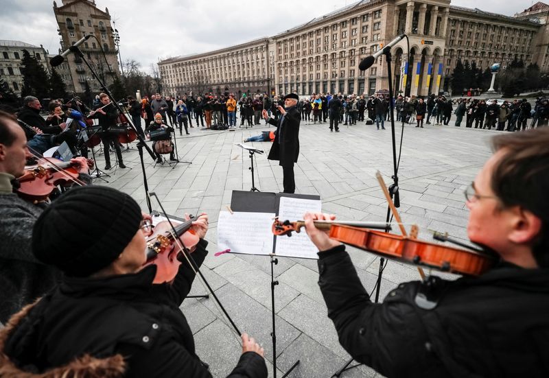 &copy; Reuters. Músicos de la Orquesta Sinfónica Clásica de Kiev bajo la dirección de Herman Makarenko actúan, durante un concierto al aire libre llamado "Cielo Libre" en la Plaza de la Independencia en el centro de Kiev, Ucrania, 9 de marzo de 2022. REUTERS/Gleb Ga
