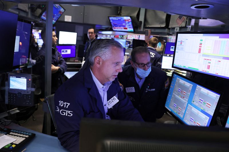 © Reuters. Traders work on the trading floor at the New York Stock Exchange (NYSE) in Manhattan, New York City, U.S., March 7, 2022. REUTERS/Andrew Kelly