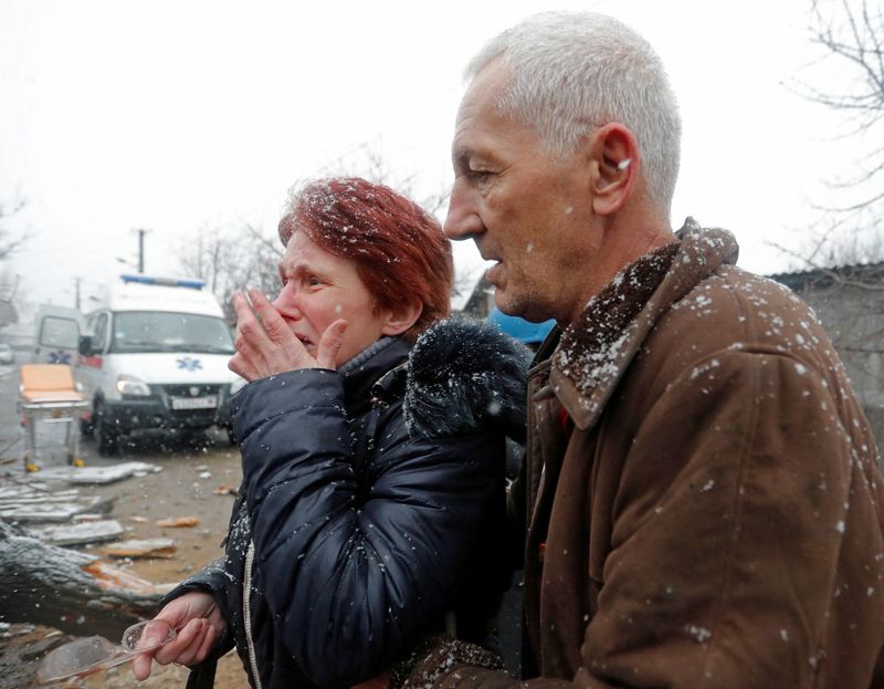 &copy; Reuters. FOTO DE ARCHIVO-Una mujer reacciona junto a una casa dañada tras un reciente bombardeo en la ciudad de Donetsk, controlada por los separatistas, Ucrania. 3 de marzo de 2022. REUTERS/Alexander Ermochenko 