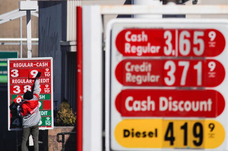 &copy; Reuters. A worker changes the numbers of a price at the Lukoil fuel station, after local officials voted to suspend the business license of local Lukoil gas stations following the Russian's invasion of Ukraine, in Newark, New Jersey, U.S., March 3, 2022. REUTERS/E