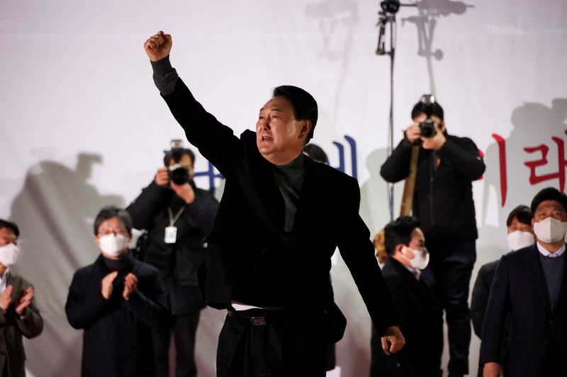 © Reuters. FILE PHOTO: Yoon Suk-yeol, the presidential election candidate of South Korea's main opposition People Power Party (PPP), gestures during his election campaign rally in Seoul, South Korea March 8, 2022. REUTERS/Kim Hong-Ji/FIle photo