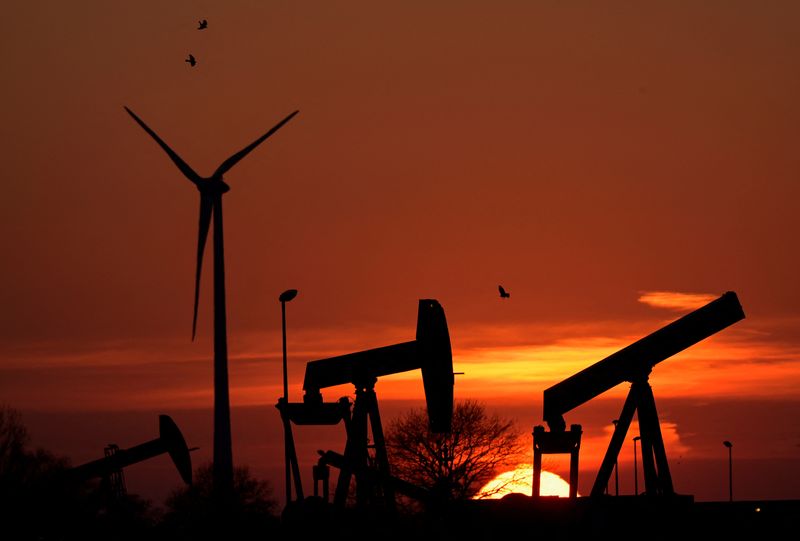 © Reuters. Pump jacks of Wintershall DEA are pictured in Emlichheim near the northern German city of Meppen, Germany, March 9, 2022. REUTERS/Fabian Bimmer