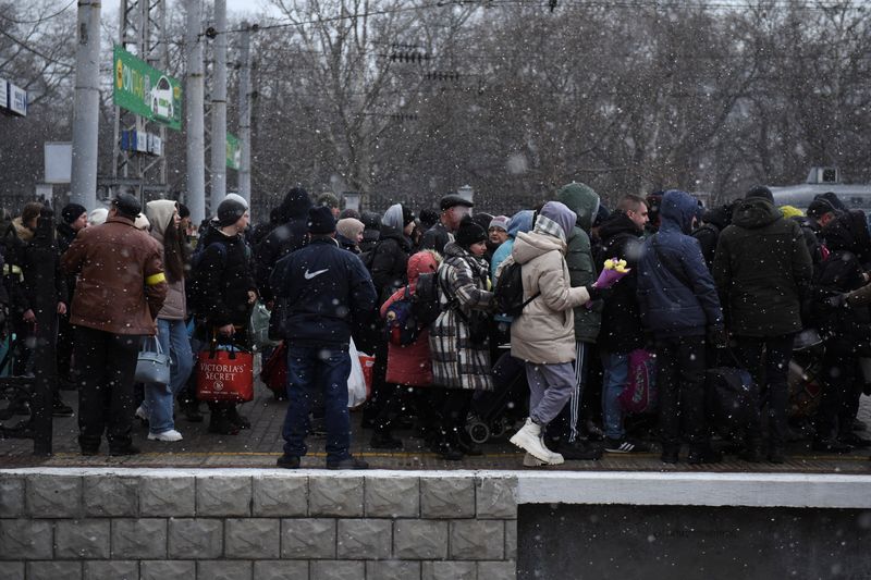 &copy; Reuters. Civis fazem fila em estação ferroviária em Odessa para fugir de invasão russa da Ucrânia
08/03/2022 REUTERS/Alexandros Avramidis