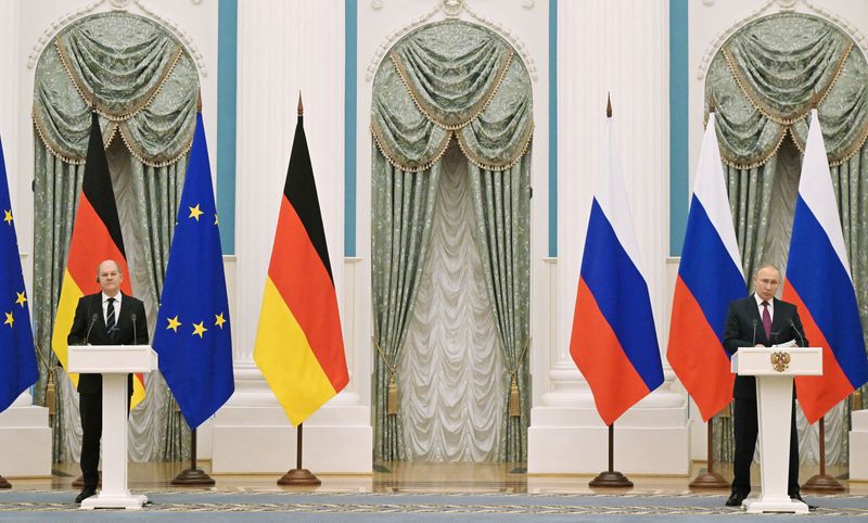 &copy; Reuters. ロシアのプーチン大統領（右）は９日、ドイツのショルツ首相（左）と電話会談を行い、ウクライナの紛争終結と市民の避難のための「人道回廊」の設定に向けた外交努力について協議した
