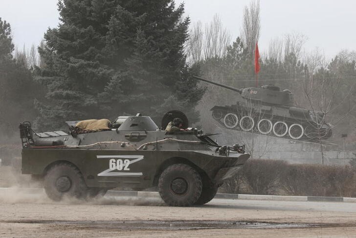 © Reuters. Russian Army military vehicle with the letter 'Z' on it drives past a monument displaying a Soviet-era tank, after Russian President Vladimir Putin authorized a military operation in eastern Ukraine, in the town of Armyansk, Crimea, February 24, 2022. REUTERS/Stringer - RC29QS910I6P