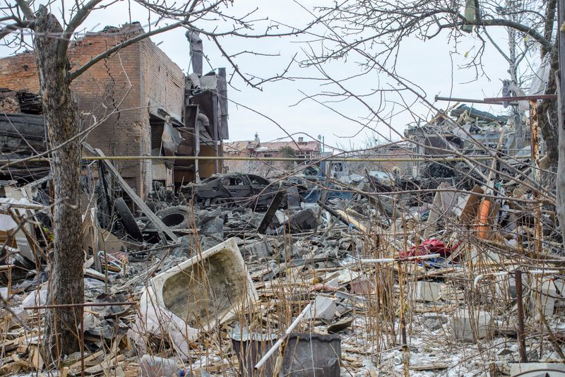 © Reuters. Après les bombardements à Soumy. Les autorités ukrainiennes ont une nouvelle fois accusé mercredi l'armée russe d'entraver les tentatives d'évacuations de civils dans plusieurs villes assiégées d'Ukraine, en dépit de l'engagement de Moscou à respecter des cessez-le-feu locaux autour de six couloirs humanitaires. /Photo prise le 8 mars 2022/REUTERS/Andrey Mozgovoy