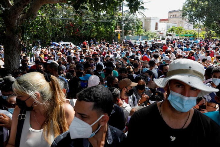&copy; Reuters. Personas se reúnen frente a la Embajada de Panamá después de que el país endureciera los requisitos de visa, en La Habana, Cuba, el 9 de marzo de 2022. REUTERS/Amanda Perobelli