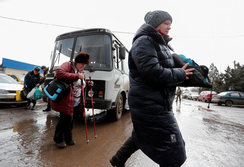 &copy; Reuters. أوكرانيون يصلون من مدينة ماريوبول إلى مخيم للاجئين في دونيتسك يوم الثلاثاء. رويترز