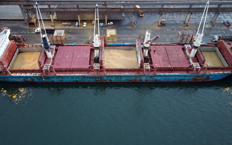 &copy; Reuters. FILE PHOTO: Bulk Carrier 'Discoverer' unloads U.S. soybeans at the port of Paranagua, Brazil, December 3, 2020. Picture taken December 3, 2020. Picture taken with a drone. REUTERS/Rodolfo Buhrer/File Photo