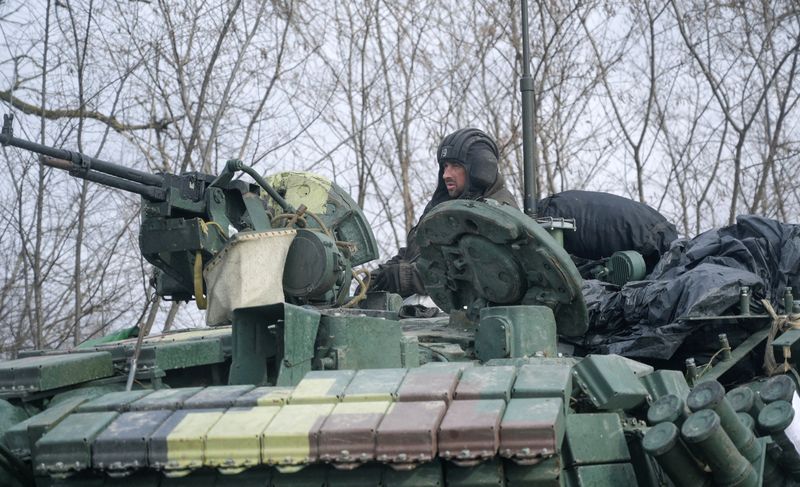 &copy; Reuters. جندي أوكراني يقود دبابة على طريق خارج ماكاريف يوم 4 مارس آذار 2022. رويترز