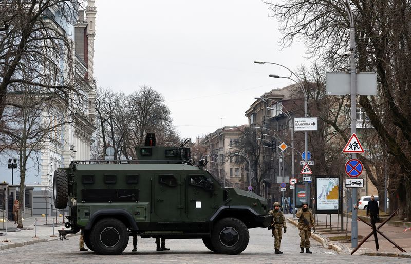 &copy; Reuters. Militares ucranianos patrulham área de Kiev
24/02/2022
REUTERS/Umit Bektas