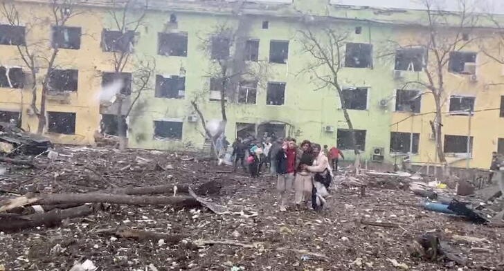 &copy; Reuters. Una persona es ayudada a salir después de la destrucción del hospital infantil de Mariúpol mientras continúa la invasión rusa de Ucrania, en Mariupol, Ucrania, el 9 de marzo de 2022 en esta imagen fija de un video obtenido por Reuters. Ejército de U