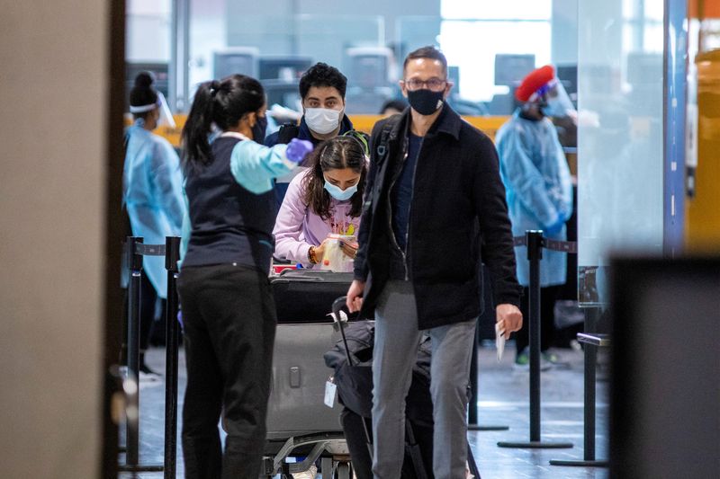 &copy; Reuters. FILE PHOTO: Passengers wait to be tested after they arrive at Toronto's Pearson airport after mandatory coronavirus disease (COVID-19) testing took effect for international arrivals in Mississauga, Ontario, Canada February 15, 2021. REUTERS/Carlos Osorio/