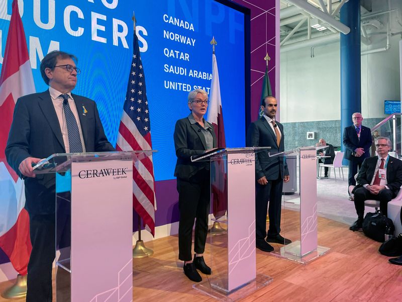 &copy; Reuters. U.S. Energy Secretary Jennifer Granholm speaks alongside Canadian Minister of Natural Resources Jonathan Wilkinson and Qatari Energy Minister Saad  Sherida al-Kaabi at the CERAWeek energy conference in Houston, Texas, U.S. March 9, 2022. REUTERS/Liz Hampt