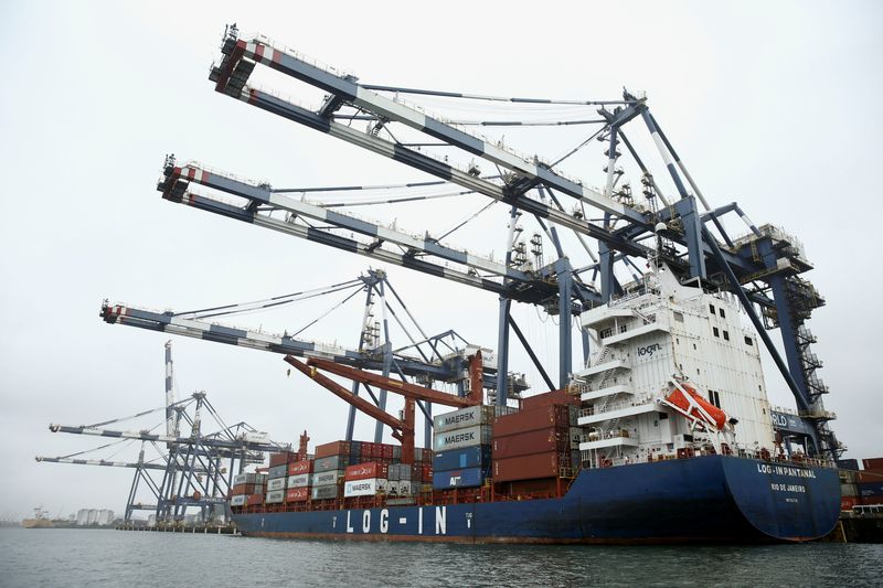 &copy; Reuters. A ship is loaded with containers at a cargo terminal at the Port of Santos, in Santos, Brazil September 16, 2021. REUTERS/Carla Carniel